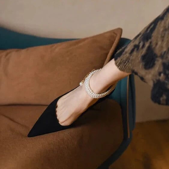 Sapato Feminino Camurça Bico Fino com Pérolas - Scarpin Florelle
