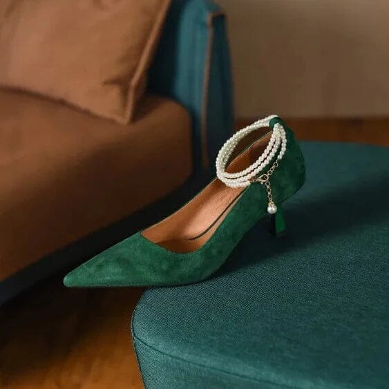 Sapato Feminino Camurça Bico Fino com Pérolas - Scarpin Florelle