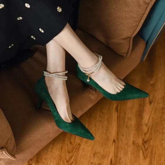 Sapato Feminino Camurça Bico Fino com Pérolas - Scarpin Florelle