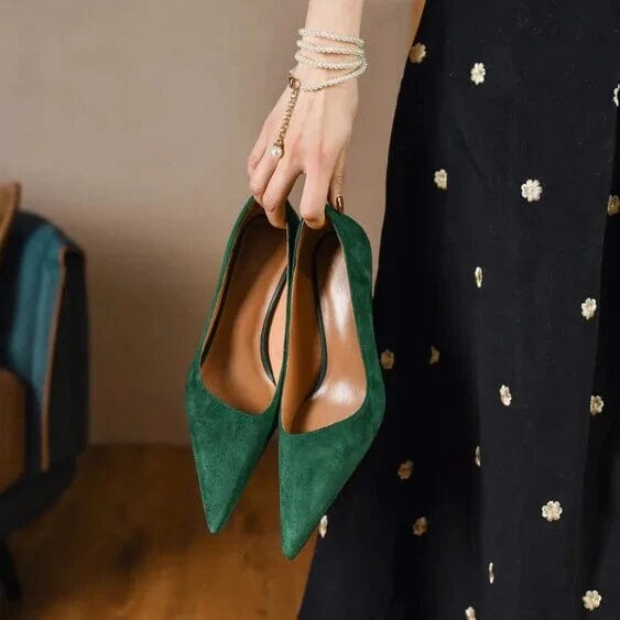 Sapato Feminino Camurça Bico Fino com Pérolas - Scarpin Florelle