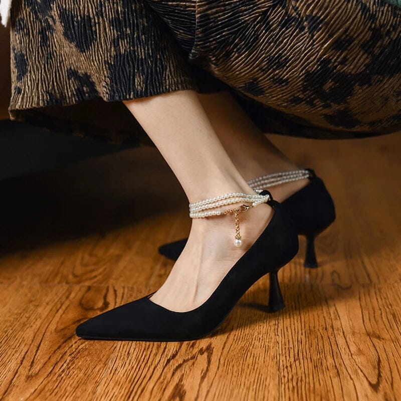 Sapato Feminino Camurça Bico Fino com Pérolas - Scarpin Florelle