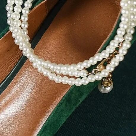Sapato Feminino Camurça Bico Fino com Pérolas - Scarpin Florelle