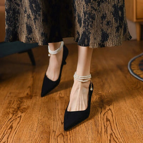 Sapato Feminino Camurça Bico Fino com Pérolas - Scarpin Florelle 