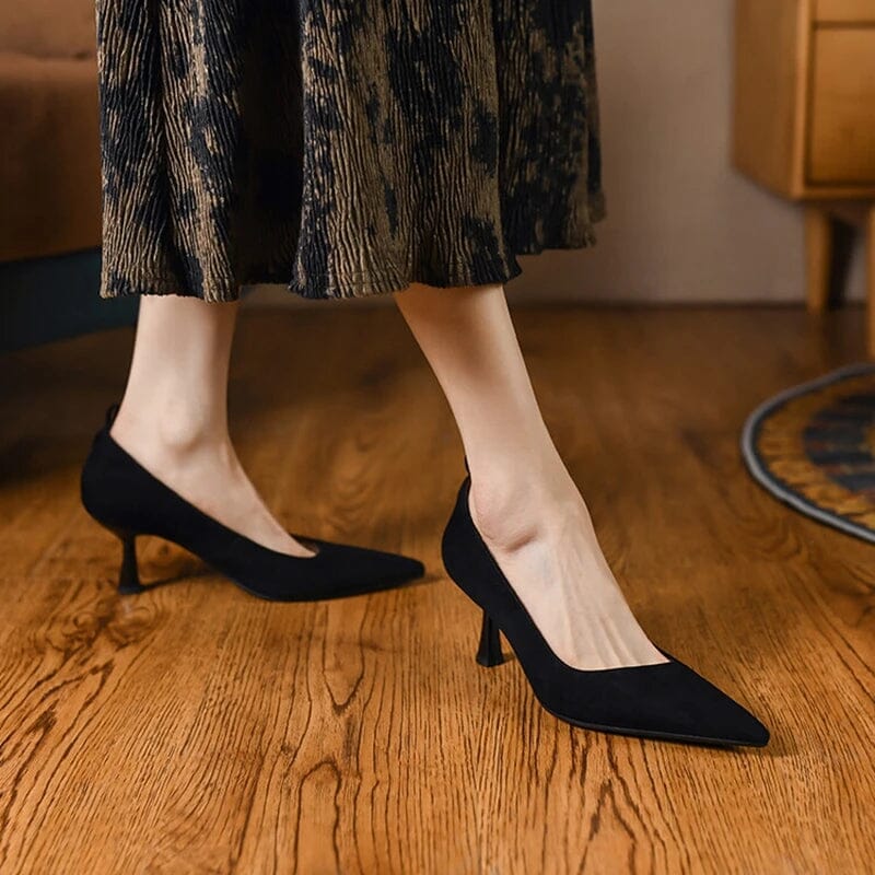 Sapato Feminino Camurça Bico Fino com Pérolas - Scarpin Florelle Preto 32 